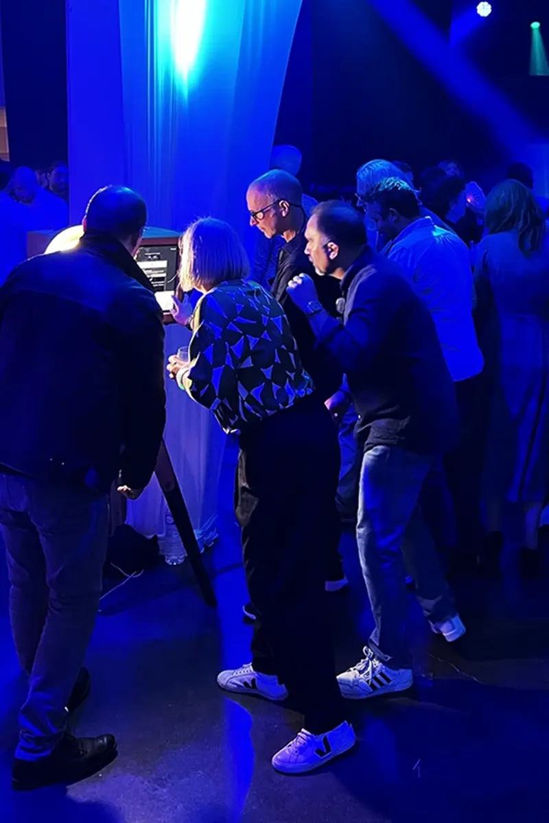 Collaborateurs utilisant la borne photo lors d'une soirée d'entreprise à Lyon