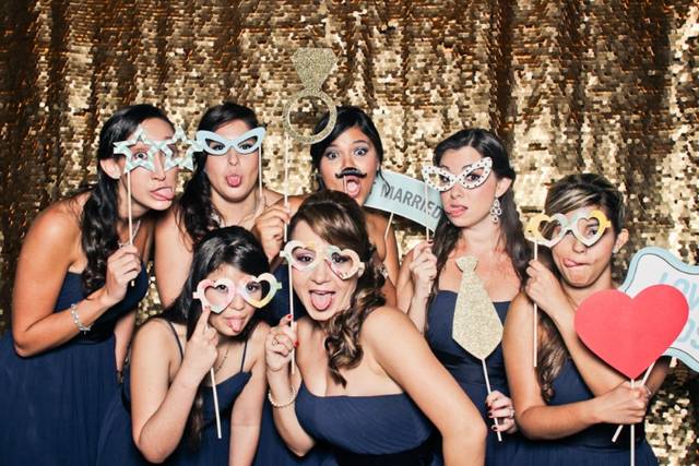 Groupe d'amies avec accessoires photobooth lors d'un EVJF à Lyon